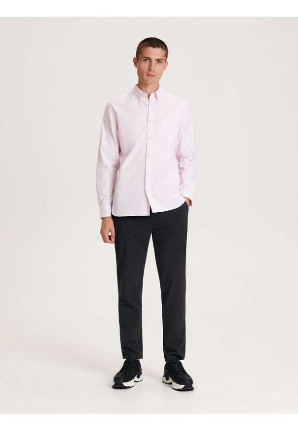 Reserved - Koszula slim fit w paski - różowy. Kolor: różowy. Materiał: bawełna, tkanina. Wzór: paski