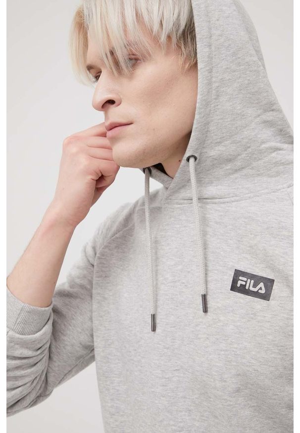 Fila bluza męska kolor szary z kapturem z nadrukiem. Okazja: na co dzień. Typ kołnierza: kaptur. Kolor: szary. Materiał: bawełna, dzianina. Długość rękawa: raglanowy rękaw. Wzór: nadruk. Styl: casual