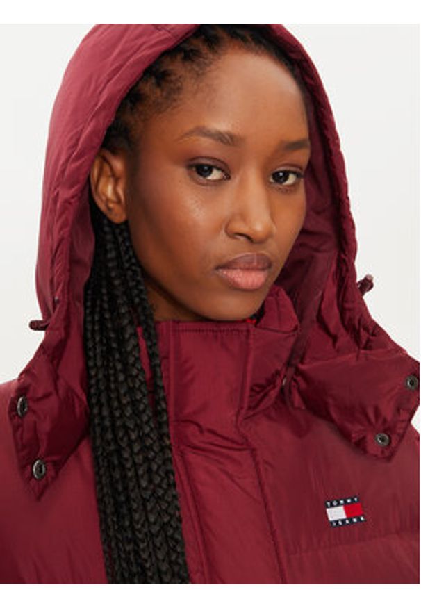 Tommy Jeans Płaszcz zimowy Alaska DW0DW18860 Bordowy Regular Fit. Kolor: czerwony. Materiał: syntetyk. Sezon: zima