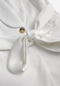 Renee - Biała Elegancka Kamizelka Stylizowana na Wiązaną Marynarkę Bez Rękawów Qirama. Okazja: na co dzień. Kolor: biały. Długość rękawa: bez rękawów. Sezon: wiosna, lato. Styl: elegancki #3