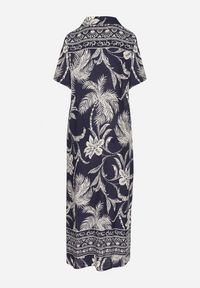 Born2be - Granatowa Koszulowa Sukienka z Wiskozy w Kwiatowy Wzór z Kieszeniami Eramira. Okazja: na co dzień. Kolor: niebieski. Materiał: wiskoza. Długość rękawa: długi rękaw. Wzór: kwiaty. Sezon: lato. Typ sukienki: koszulowe. Styl: elegancki, casual #3