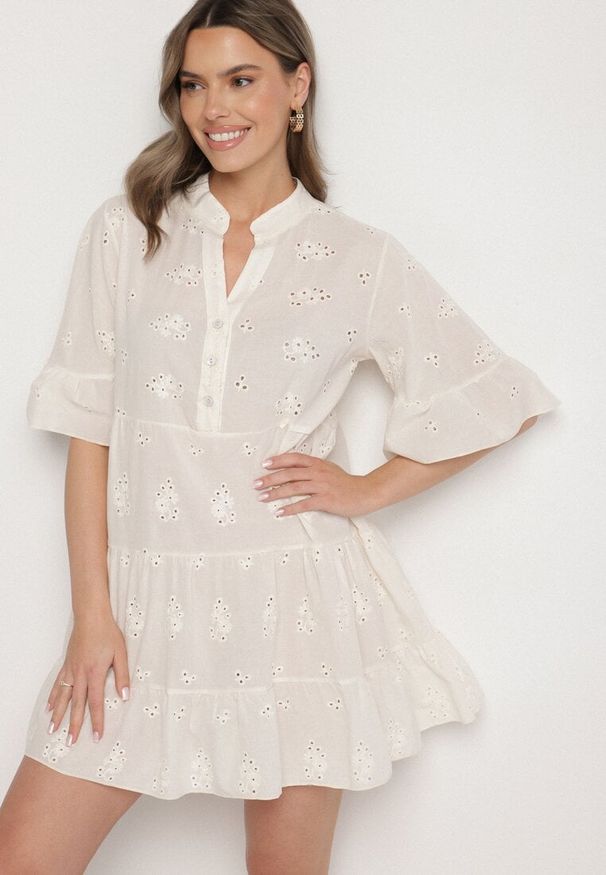 Born2be - Jasnobeżowa Bawełniana Sukienka z Haftowanej Tkaniny o Koszulowym Kroju z Falbanami Filidwena. Okazja: na co dzień. Typ kołnierza: kołnierzyk klasyczny. Kolor: beżowy. Materiał: tkanina, bawełna. Wzór: haft. Typ sukienki: koszulowe. Styl: klasyczny, casual, elegancki, boho