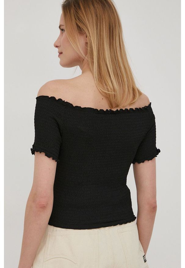 Levi's® - Levi's t-shirt damski kolor czarny dekolt hiszpański. Okazja: na spotkanie biznesowe. Typ kołnierza: dekolt hiszpanka. Kolor: czarny. Długość rękawa: krótki rękaw. Długość: krótkie. Styl: biznesowy