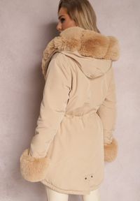 Renee - Beżowa Kurtka Parka ze Ściągaczem i Kapturem z Futerkiem Bellad. Kolor: beżowy. Materiał: futro. Wzór: aplikacja #3