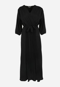 Born2be - Czarna Plisowana Sukienka Maxi z Kopertowym Dekoltem i Wiązaniem w Talii Lariah. Kolekcja: plus size. Kolor: czarny. Materiał: materiał. Typ sukienki: kopertowe. Długość: maxi