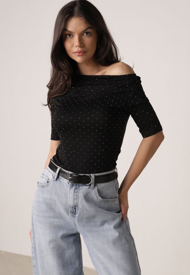 Born2be - Czarna Bluzka z Cyrkoniami i Dekoltem w Łódkę Saloriel. Okazja: na co dzień. Kolor: czarny. Materiał: poliester, skóra, jeans. Wzór: aplikacja. Styl: casual, wizytowy