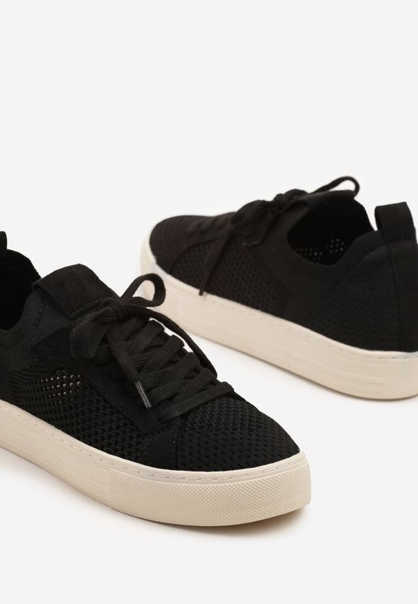 Renee - Czarne Sneakersy Ozdobione Siateczką Varlio. Okazja: na co dzień. Kolor: czarny. Materiał: jeans. Wzór: aplikacja