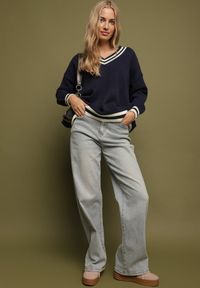 Born2be - Granatowy Sweter z Domieszką Kaszmiru w Stylu Preppy Liendria. Okazja: na spotkanie biznesowe, do pracy, na co dzień. Kolor: niebieski. Materiał: kaszmir. Wzór: aplikacja. Styl: biznesowy, klasyczny, casual #6
