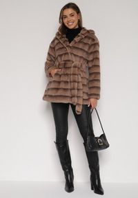 Born2be - Jasnobrązowa Futrzana Kurtka z Nieodpinanym Kapturem i Paskiem Zetova. Okazja: na co dzień. Kolor: brązowy. Materiał: futro. Styl: klasyczny, casual, elegancki #4
