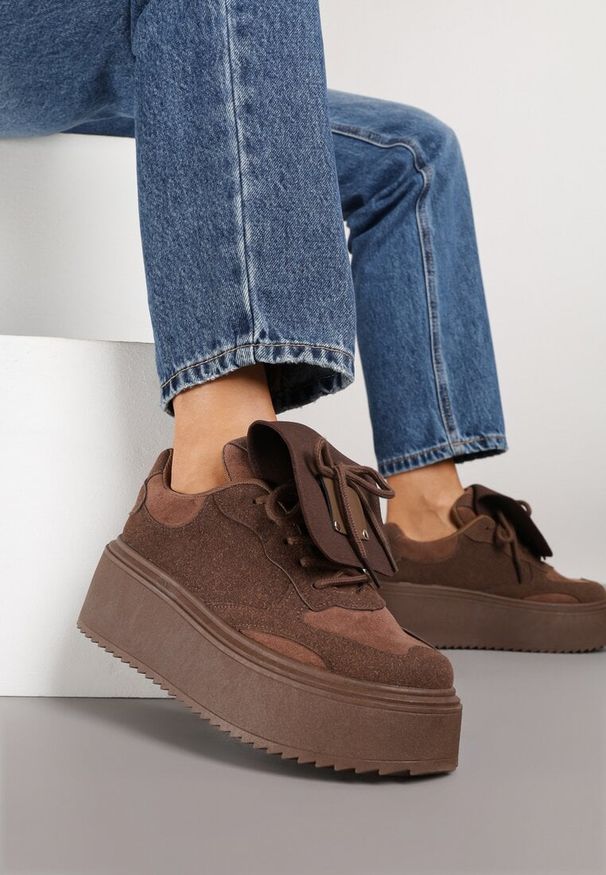 Renee - Brązowe Sneakersy Ozdobione Kokardą i Wywiniętym Językiem Ivalione. Okazja: na co dzień. Kolor: brązowy. Materiał: jeans. Wzór: aplikacja