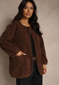 Renee - Brązowa Kurtka o Pudełkowym Kroju Bez Zapięć z Kieszeniami Unilda. Okazja: do pracy, na co dzień. Kolor: brązowy. Materiał: jeans, satyna, koronka. Styl: elegancki, casual #5