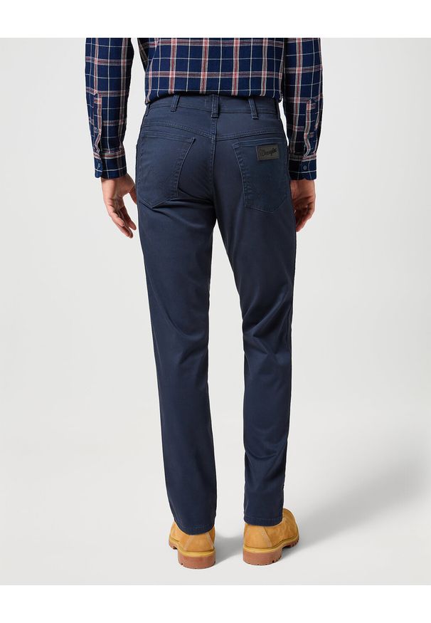 Wrangler - WRANGLER MĘSKIE SPODNIE MATERIAŁOWE TEXAS DARK NAVY 112356791 W121012239. Materiał: materiał