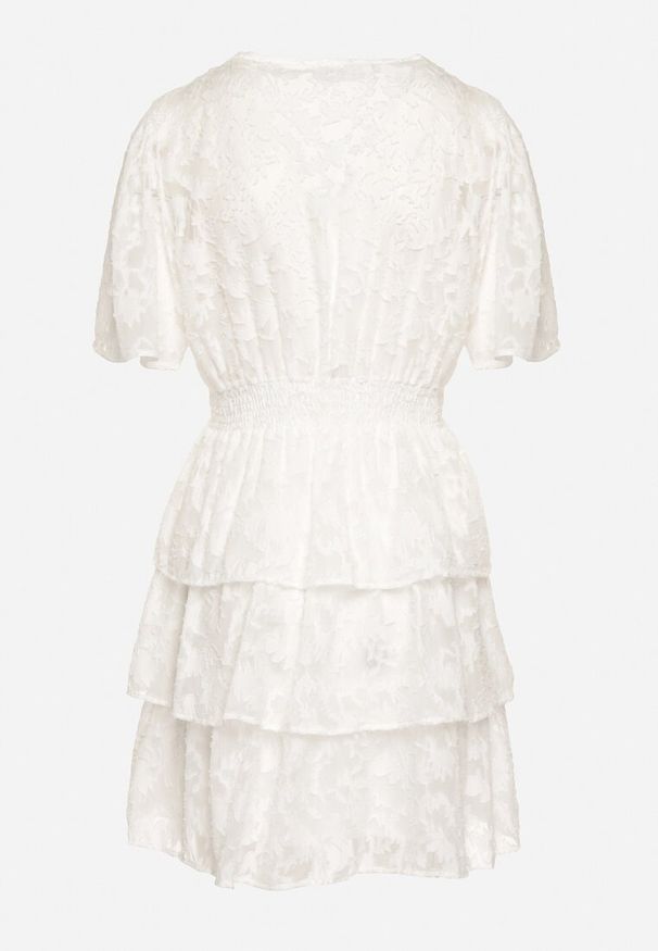 Born2be - Biała Rozkloszowana Sukienka z Trójkątnym Dekoltem z Gumką w Pasie i Falbankami Crapia. Okazja: na spacer. Typ kołnierza: kołnierz z falbankami. Kolor: biały. Długość rękawa: krótki rękaw. Styl: wizytowy