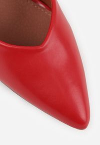 Renee - Czerwone Szpilki Vices na Klepsydrowym Obcasie ze Skórzaną Wkładką Muzite. Okazja: na spotkanie biznesowe. Kolor: czerwony. Materiał: skóra. Obcas: na obcasie. Styl: biznesowy, klasyczny. Wysokość obcasa: średni #4