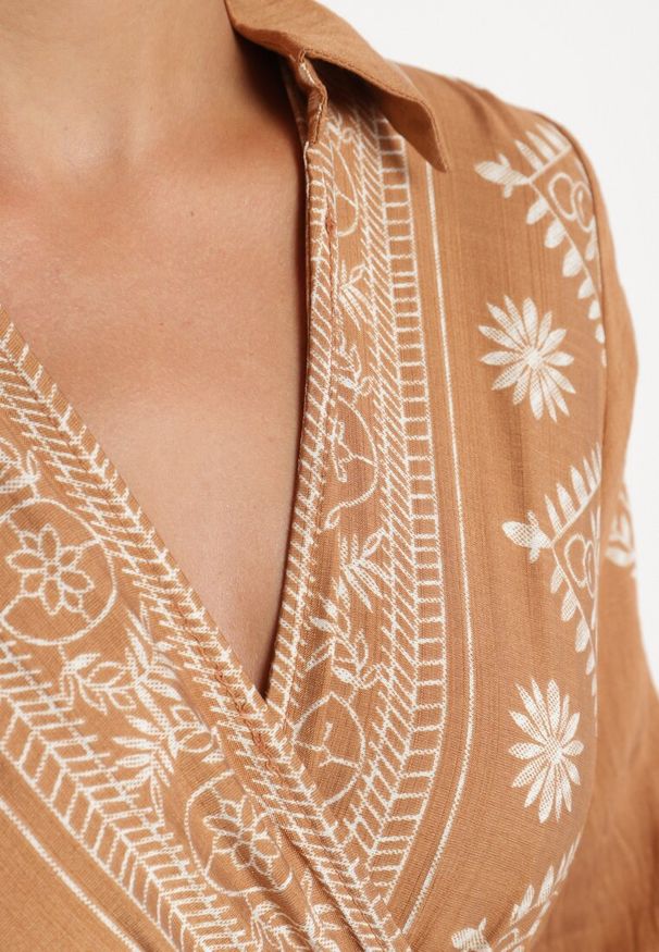 Born2be - Beżowa Kopertowa Rozkloszowana Sukienka z Wiskozą w Etniczny Wzór z Paskiem Mirizia. Okazja: na co dzień. Kolor: beżowy. Materiał: wiskoza. Typ sukienki: kopertowe. Styl: casual