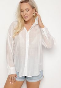 Born2be - Biała Koszula o Kroju Oversize Dolamana. Okazja: na co dzień. Typ kołnierza: kołnierzyk klasyczny. Kolor: biały. Materiał: jeans. Długość rękawa: długi rękaw. Długość: długie. Styl: klasyczny, elegancki, casual