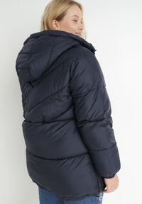 Born2be - Granatowa Kurtka Pikowana z Kapturem Lannea. Typ kołnierza: kaptur. Kolekcja: plus size. Kolor: niebieski. Materiał: jeans. Długość rękawa: długi rękaw. Długość: długie #6