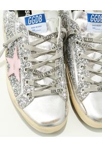 GOLDEN GOOSE - Sneakersy z różową gwiazdą Superstar. Kolor: szary. Materiał: guma. Wzór: nadruk, aplikacja