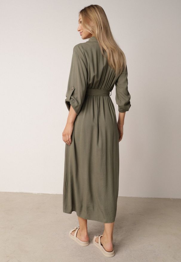 Born2be - Zielona Bawełniana Sukienka Koszulowa w Stylu Safari z Wiązanym Paskiem Atusea. Okazja: na co dzień. Typ kołnierza: typu klepsydra. Kolor: zielony. Materiał: bawełna. Typ sukienki: koszulowe. Styl: elegancki, casual