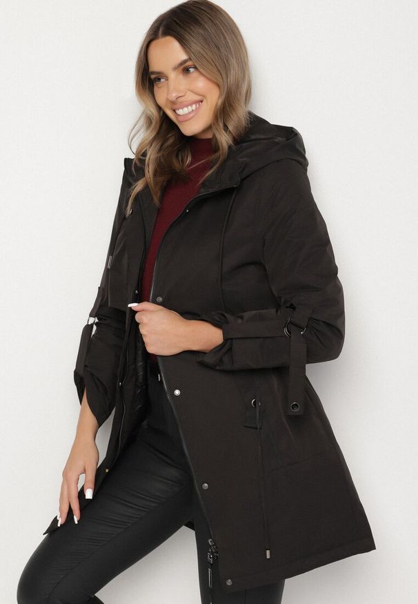 Born2be - Czarna Klasyczna Kurtka Parka z Kapturem i Ściągaczem w Talii Tulasira. Okazja: na co dzień. Typ kołnierza: kaptur. Kolor: czarny. Materiał: jeans. Styl: klasyczny