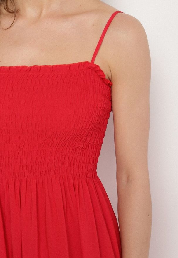 Born2be - Czerwona Sukienka na Ramiączkach z Marszczonym Dekoltem Krisele. Okazja: na co dzień, na randkę, na spacer. Kolor: czerwony. Materiał: materiał, bawełna. Długość rękawa: na ramiączkach. Sezon: lato. Typ sukienki: proste. Styl: casual