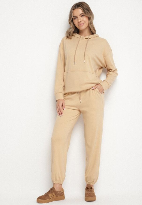 Born2be - Ciemnobeżowy Komplet Dresowy Bluza z Kapturem i Kangurową Kieszenią i Spodnie Liriela. Kolor: beżowy. Materiał: dresówka