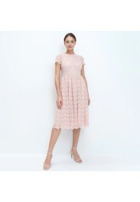 Mohito - Koronkowa sukienka midi - Różowy. Kolor: różowy. Materiał: koronka. Długość: midi #1