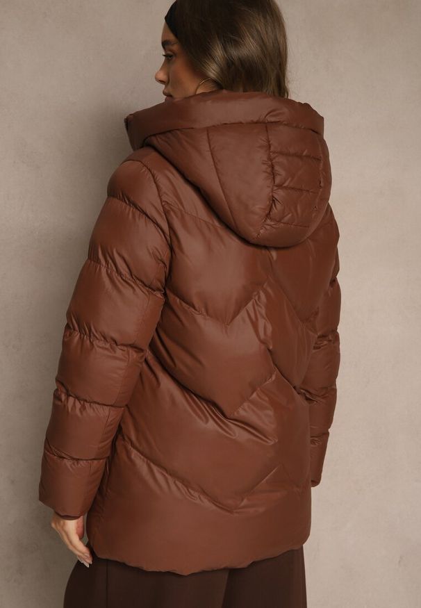 Renee - Brązowa Kurtka Pikowana z Kapturem i Sznurkami Oleanesa. Okazja: na co dzień. Typ kołnierza: kaptur. Kolor: brązowy. Materiał: jeans. Styl: casual, sportowy