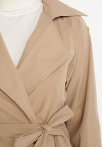 Born2be - Beżowy Długi Płaszcz Trencz Dwurzędowy z Paskiem w Talii Cadenite. Typ kołnierza: kolnierz wykładany. Kolor: beżowy. Długość: długie #6