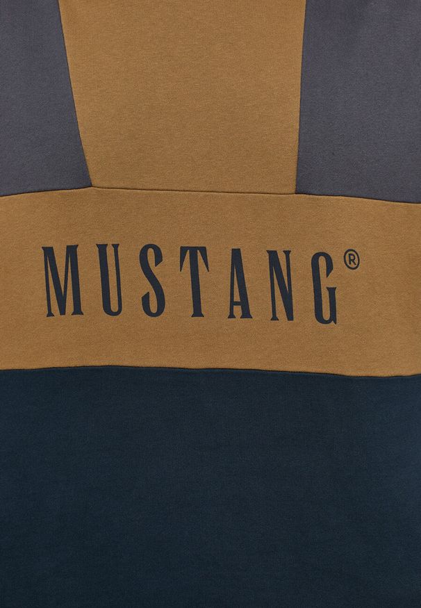 Mustang - MĘSKA BLUZA Z KAPTUREM MUSTANG LOGO Bennet Color Block Carbon 1014506 4135. Typ kołnierza: kaptur