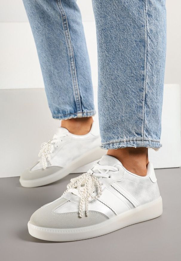 Renee - Srebrno-Szare Sneakersy Typu Kultowe Tenisówki ze Zdobieniem z Perłami Nalavia. Okazja: na co dzień. Kolor: srebrny. Materiał: jeans. Wzór: aplikacja