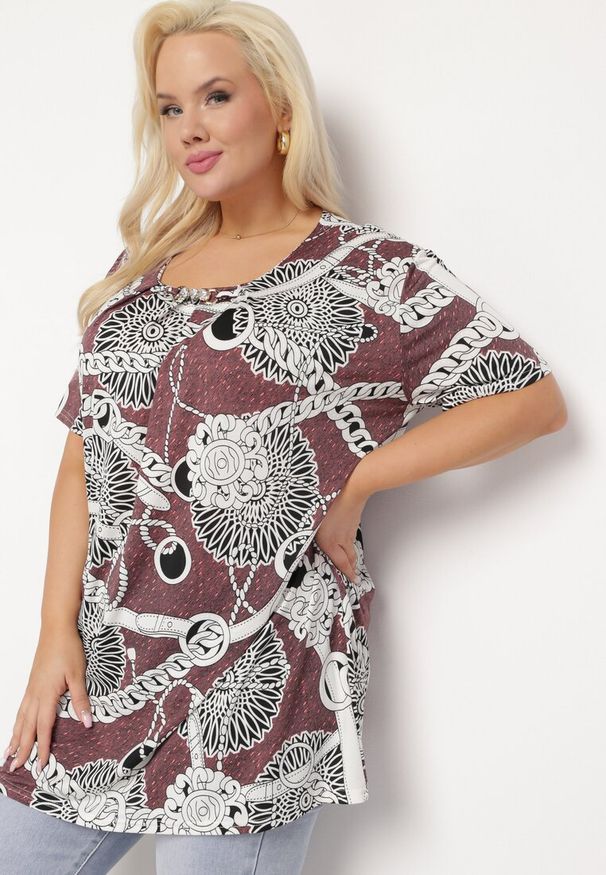 Born2be - Ciemnoróżowa Elastyczna Bluzka z Krótkim Rękawem z Oryginalnym Nadrukiem i Klamrą Dordria. Okazja: na co dzień. Kolor: różowy. Materiał: materiał. Długość rękawa: krótki rękaw. Długość: krótkie. Wzór: nadruk. Styl: casual