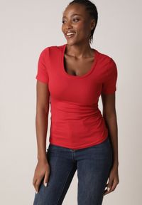 Born2be - Czerwony Prążkowany T-shirt Ozdobiony po Bokach Marszczeniem Nedisa. Okazja: na co dzień. Kolor: czerwony. Materiał: prążkowany. Wzór: aplikacja. Styl: casual #1