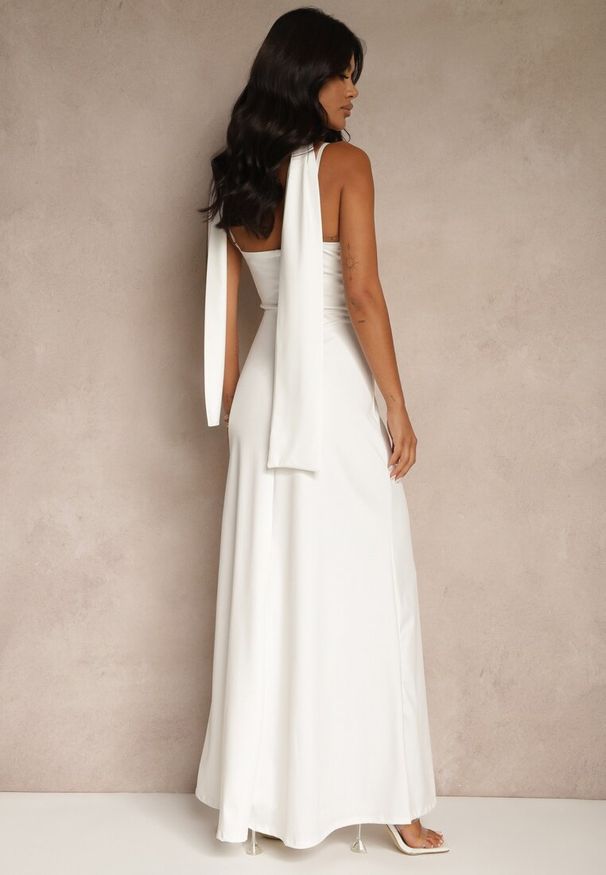 Renee - Biała Sukienka z Marszczeniem i Dodatkowym Szalem Zerona. Kolor: biały. Długość rękawa: na ramiączkach. Styl: klasyczny