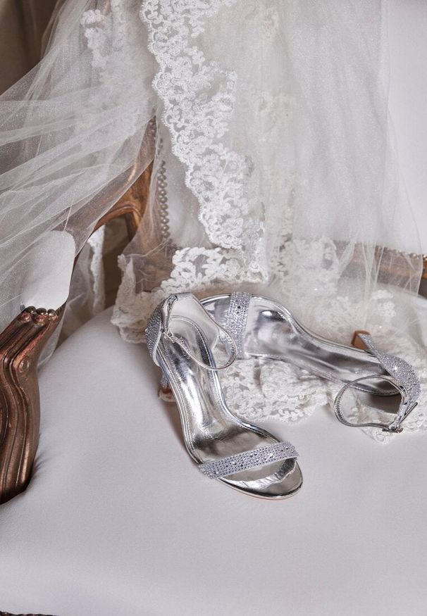 Renee - Srebrne Brokatowe Sandały na Klepsydrowej Szpilce z Drobnymi Cyrkoniami Isoldis. Okazja: na studniówkę, na ślub cywilny, na sylwestra, na wesele. Zapięcie: sprzączka. Kolor: srebrny. Wzór: aplikacja. Styl: glamour, elegancki