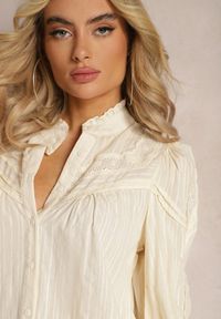 Renee - Jasnobeżowa Koszula z Bawełny z Kołnierzykiem z Falbanką i Ażurowym Zdobieniem Xanetha. Kolor: beżowy. Materiał: bawełna. Wzór: aplikacja, ażurowy #3