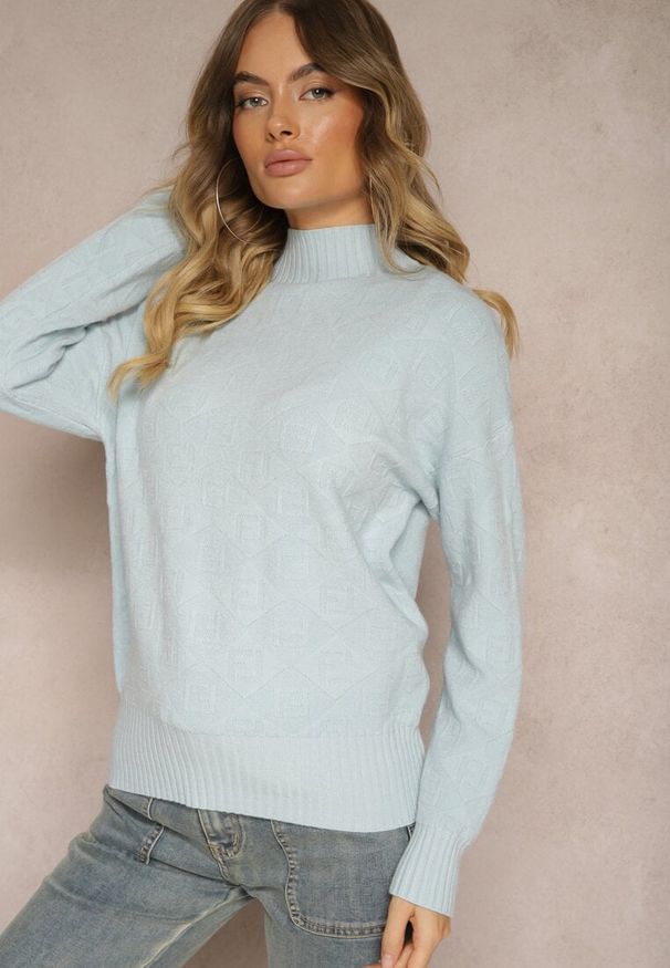 Renee - Jasnoniebieski Golf Sweter z Tłoczeniem i Ściągaczami Melovira. Typ kołnierza: golf. Kolor: niebieski. Sezon: zima