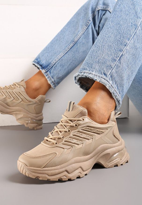 Renee - Ciemnobeżowe Sneakersy na Tłoczonej Podeszwie z Siateczkowymi Wstawkami Amrogia. Kolor: beżowy