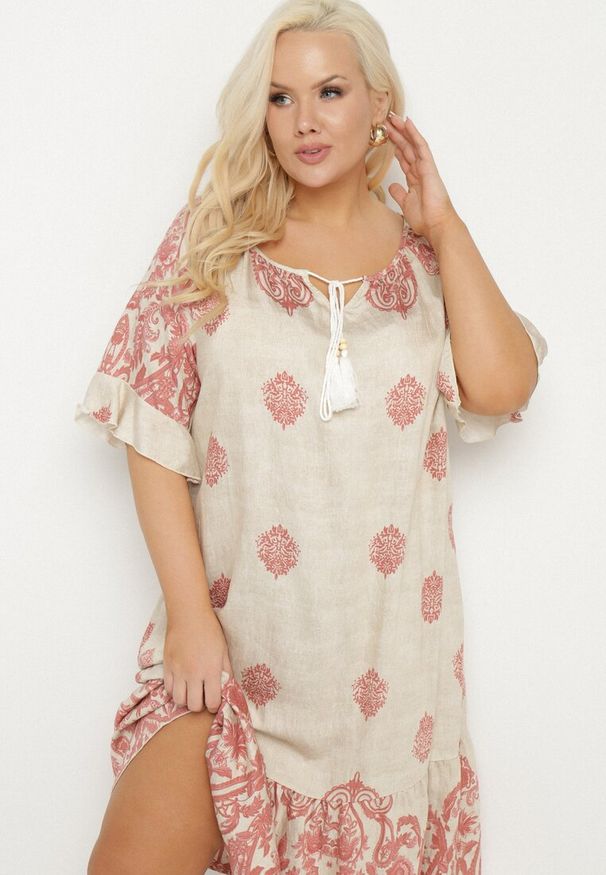 Born2be - Różowa Wiskozowa Sukienka w Stylu Boho z Frędzlami i Falbankami Korilia. Typ kołnierza: kołnierz z falbankami. Kolekcja: plus size. Kolor: różowy. Materiał: wiskoza. Sezon: lato. Typ sukienki: rozkloszowane, dla puszystych. Styl: boho