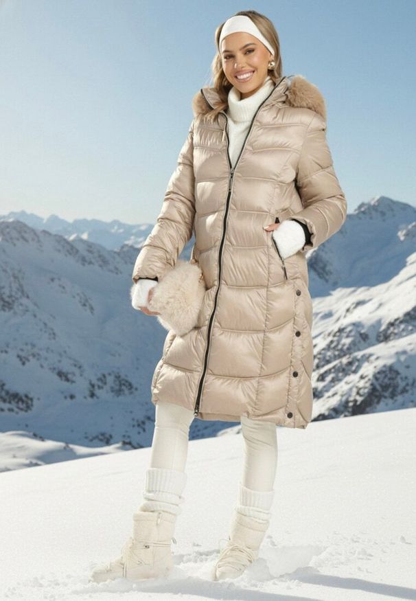 Born2be - Beżowa Pikowana Kurtka Płaszcz za Kolano z Kapturem i Futerkiem Naelora. Okazja: na spacer, na co dzień. Typ kołnierza: kaptur. Kolor: beżowy. Materiał: futro. Styl: casual, klasyczny