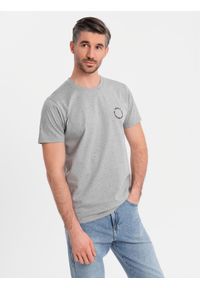 Ombre Clothing - T-shirt męski bawełniany z nadrukiem i okrągłym dekoltem – jasnoszary V8 - Rozmiar: XXL. Okazja: na co dzień. Kolor: szary. Materiał: bawełna. Długość rękawa: krótki rękaw. Długość: krótkie. Wzór: nadruk. Sezon: wiosna, lato. Styl: casual, elegancki