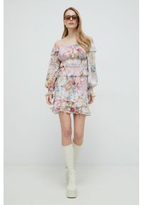 Guess bluzka damska kolor różowy wzorzysta. Okazja: na co dzień. Typ kołnierza: dekolt hiszpanka. Kolor: różowy. Materiał: tkanina. Długość rękawa: długi rękaw. Długość: długie. Styl: casual #4