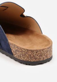 Renee - Granatowe Klapki Ozdobione Klamrą na Pasku Zelevelis. Okazja: na co dzień. Kolor: niebieski. Materiał: jeans. Wzór: aplikacja. Obcas: na obcasie. Styl: casual, elegancki. Wysokość obcasa: niski #7