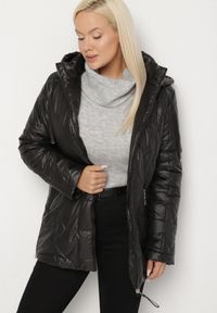 Born2be - Czarna Pikowana Kurtka Ozdobiona Pikowaniem z Odpinanym Kapturem Falerosa. Okazja: na co dzień, na spacer. Kolekcja: plus size. Kolor: czarny. Materiał: jeans. Wzór: aplikacja. Styl: casual #5