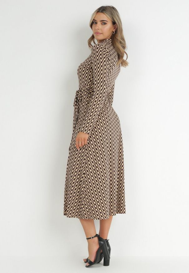 Born2be - Brązowa Sukienka Rozkloszowana Def. Kolor: brązowy. Materiał: dzianina, materiał. Wzór: geometria. Typ sukienki: koszulowe, dopasowane. Styl: klasyczny. Długość: midi