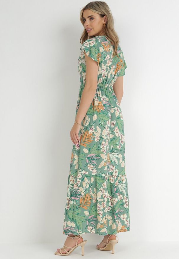 Born2be - Zielona Sukienka w Kwiaty z Wiskozy z Kopertowym Dekoltem Narma. Typ kołnierza: dekolt kopertowy. Kolor: zielony. Materiał: wiskoza. Długość rękawa: krótki rękaw. Wzór: kwiaty. Typ sukienki: kopertowe. Długość: maxi