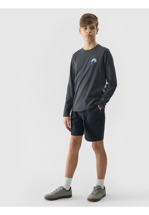 4f - 4F Spodenki casual chłopięce - czarne 140 (9-10 lat). Okazja: na co dzień. Kolor: czarny. Materiał: bawełna, materiał, elastan. Długość: krótkie. Wzór: jednolity. Sezon: lato. Styl: casual