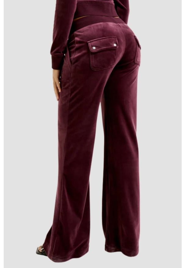 Juicy Couture - JUICY COUTURE Śliwkowe damskie dresowe spodnie Layla Low Rise. Kolor: fioletowy. Materiał: dresówka