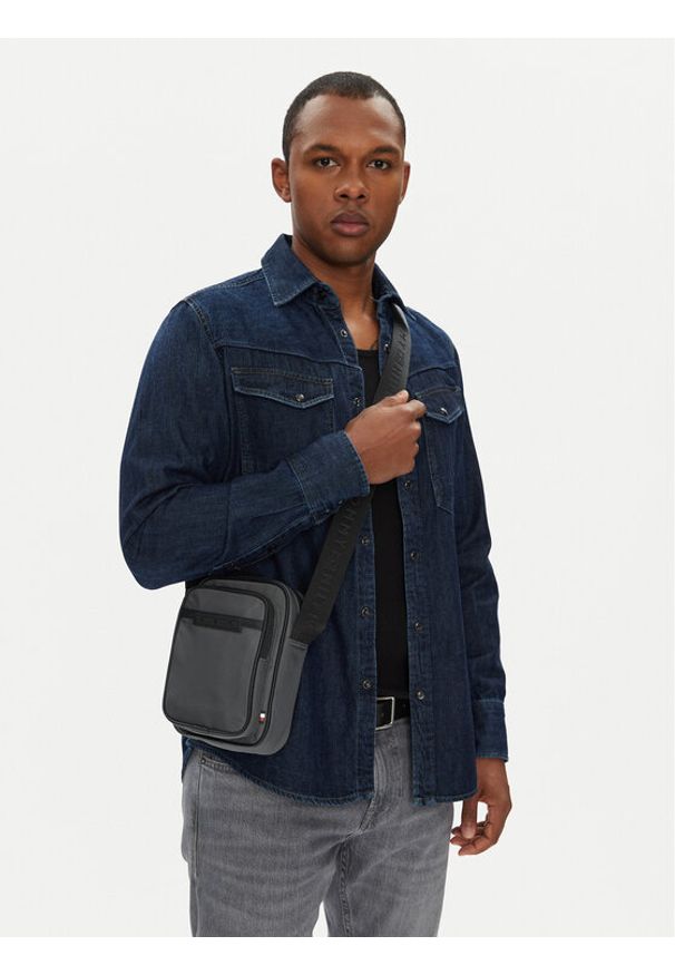 TOMMY HILFIGER - Tommy Hilfiger Saszetka Th Repreve Mini Reporter AM0AM13465 Szary. Kolor: szary. Materiał: materiał