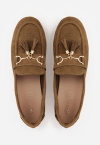 Born2be - Ciemnobeżowe Mokasyny VICES z Modnymi Chwostami z Imitacji Zamszu z Wkładką z Naturalnej Skóry Calirea. Okazja: na co dzień, do pracy. Kolor: beżowy. Materiał: skóra, zamsz. Wzór: aplikacja. Styl: casual, klasyczny, elegancki #8